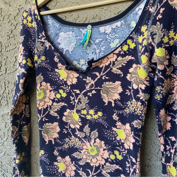 FREE PEOPLE Navy/Peach Floral Long Sleeve WAFFLE TEE - Picture 2 of 8
